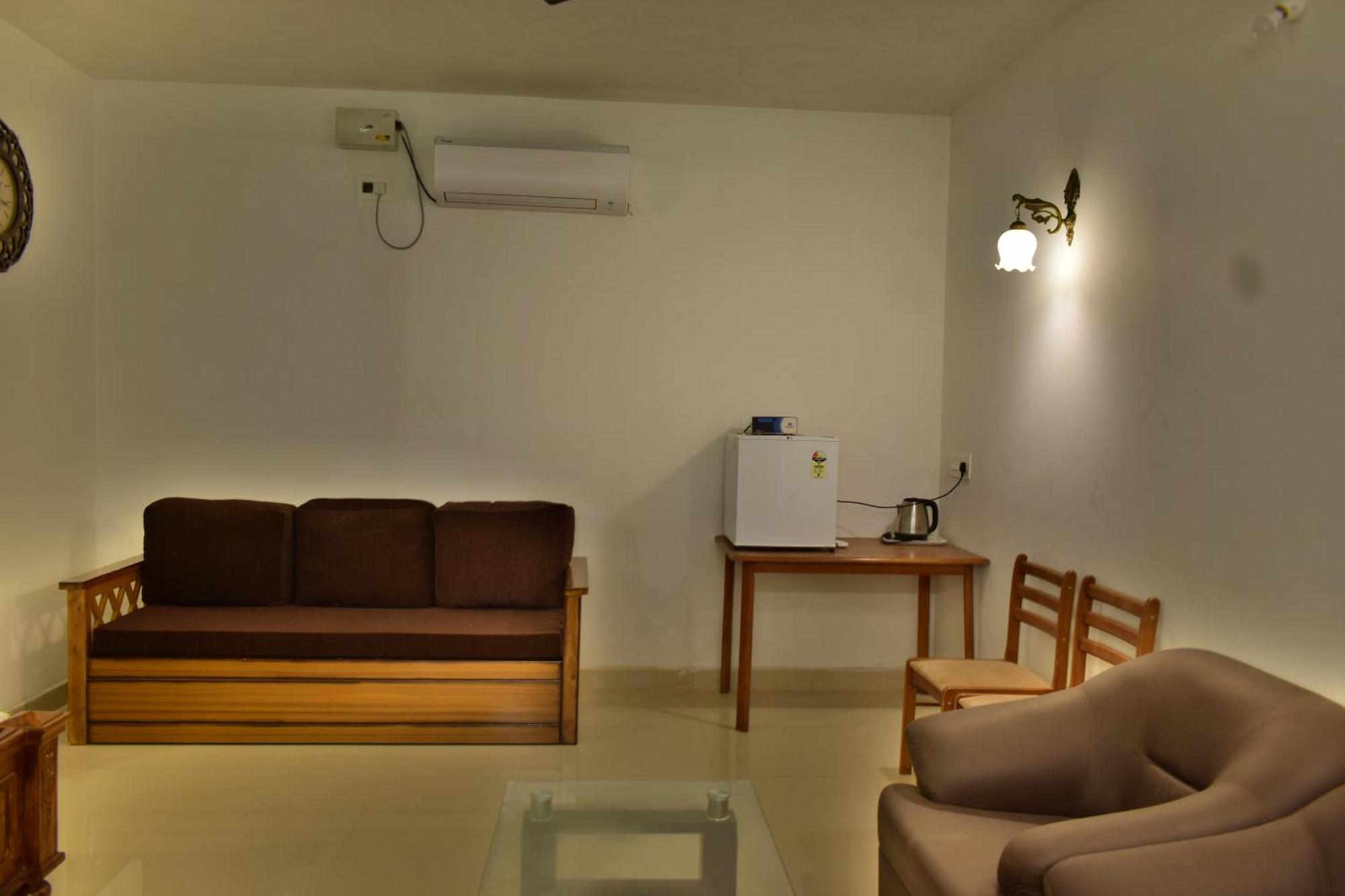 Silent Waters Resorts Йелагири Екстериор снимка